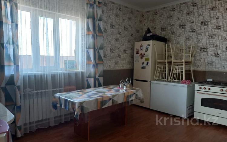 Отдельный дом · 3 комнаты · 140 м² · 10 сот., мкр Кайнар 144 за 13 млн 〒 в Атырау — фото 3