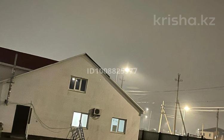 Отдельный дом · 3 комнаты · 120 м² · 11 сот., мкр Кокарна, Богенбай Батыр -28 28 — Светафордан аскан бойда он жагында стройтельный магазин курылыс алемине карсы бетинде тур.Времянкасы жалга берилип тур гаражы бар жылы ..жери 10 соток.Тез арада сатылады за 35 млн ₸ в Атырау — фото 2