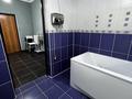 Отдельный дом · 3 комнаты · 120 м² · 11 сот., мкр Кокарна, Богенбай Батыр -28 28 — Светафордан аскан бойда он жагында стройтельный магазин курылыс алемине карсы бетинде тур.Времянкасы жалга берилип тур гаражы бар жылы ..жери 10 соток.Тез арада сатылады за 35 млн ₸ в Атырау — фото 10