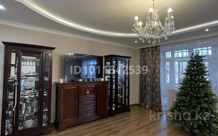 5-комнатная квартира · 300 м², ул. Сабита Муканова 45/14 за 98 млн ₸ в Караганде, Казыбек би р-н — фото 2