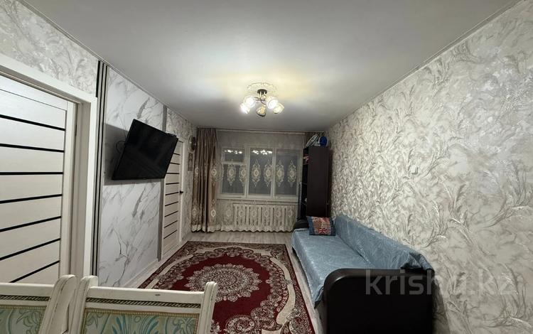 3-комнатная квартира · 46.9 м² · 1/5 этаж, мкр Юго-Восток, Строителей — магазин Океан за 14.8 млн ₸ в Караганде, Казыбек би р-н — фото 2