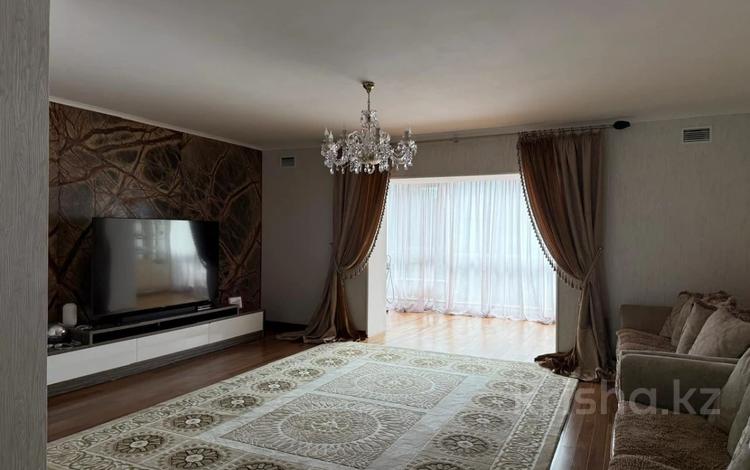 4-комнатная квартира · 306.6 м² · 3/3 этаж, Аль фараби 19 за 138 млн ₸ в Костанае — фото 2