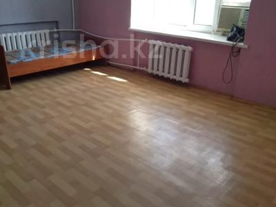 3-бөлмелі пәтер, 80 м², 5/5 қабат ай сайын, мкр 5, Есет батыра 71/1, бағасы: 120 000 〒 в Актобе, мкр 5