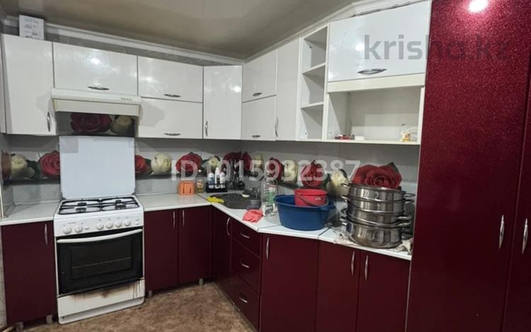 3-бөлмелі пәтер · 80 м² · 1/5 қабат, Сандригайло 53 — 50 лет Октября, бағасы: 160 000 ₸ в Рудном — фото 2