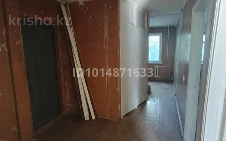 3-бөлмелі пәтер · 63 м² · 3/5 қабат, 7 микрорайон 63 — Момышулы, бағасы: 8 млн ₸ в Темиртау — фото 2