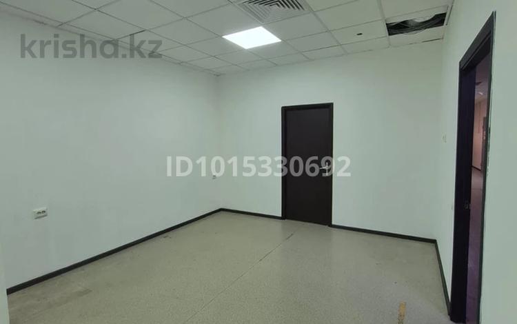 Офисы, кабинеты и рабочие места · 20 м² за 110 000 ₸ в Астане, р-н Байконур — фото 2