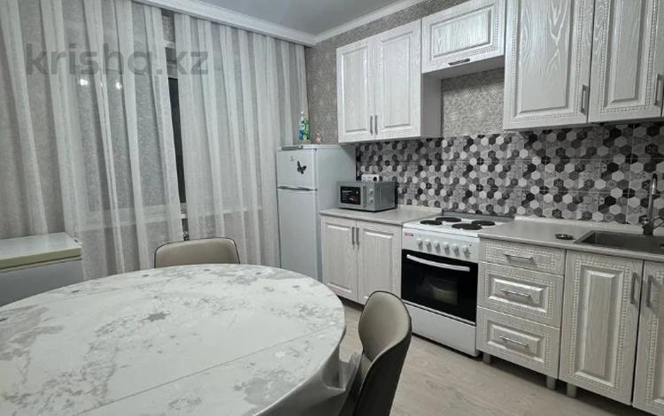 2-комнатная квартира · 70 м² · 10/16 этаж, мкр Юго-Восток, Шахтеров 52 за 300 000 ₸ в Караганде, Казыбек би р-н — фото 11