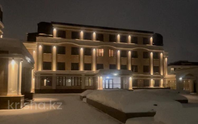 8-комнатная квартира · 570 м², E 871 3 за 950 млн 〒 в Астане, Есильский р-н — фото 2