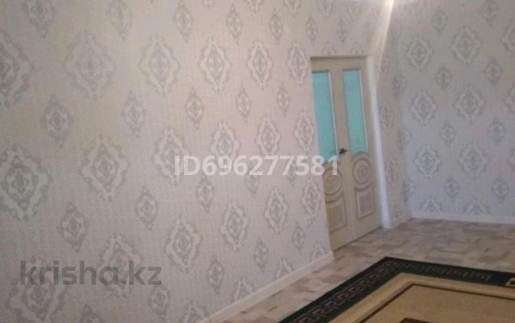 2-бөлмелі пәтер, 60 м², 8/9 қабат, мкр. Алтын орда 15 — Ораза татеулы, бағасы: 25 млн 〒 в Актобе, мкр. Алтын орда — фото 2