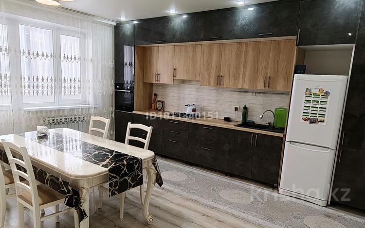 3-комнатная квартира · 96 м² · 3/5 этаж, мкр Строитель, Желтоқсан 1/6 — Абулхаирхана Желтоқсан за 36 млн ₸ в Уральске — фото 2