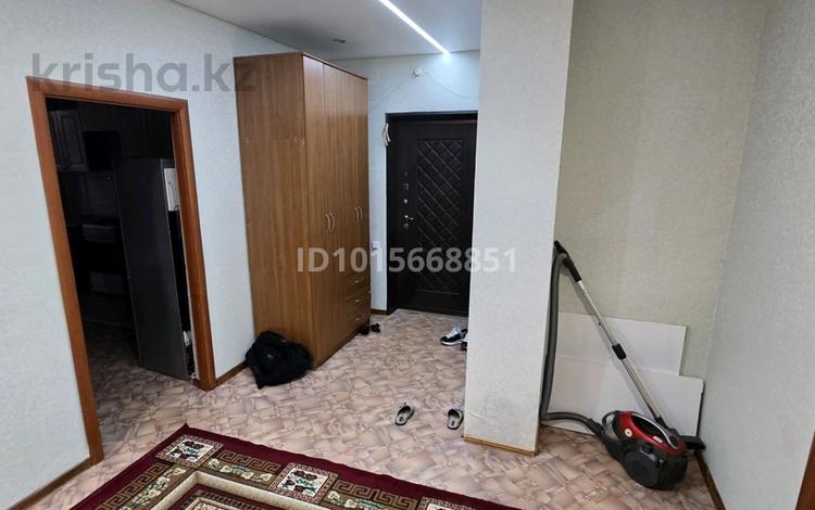 2-бөлмелі пәтер · 70 м² · 4/5 қабат, 10 микрорайон 28, бағасы: 160 000 ₸ в Аксае — фото 2
