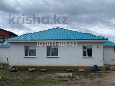 Отдельный дом · 4 комнаты · 170 м² · 10 сот., Байшешек 46 за 25 млн ₸ в Актобе, мкр Акжар