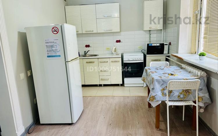 1-комнатная квартира · 42 м² · 1/5 этаж, Авангард-4 — Bavarius за 11 000 ₸ в Атырау, мкр Авангард-4 — фото 7