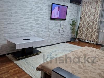 1-бөлмелі пәтер, 40 м², 2/5 қабат тәулігіне, Авангард 3 мкр 33 — Магазин Мечта, бағасы: 8 000 〒 в Атырау, мкр Авангард-3