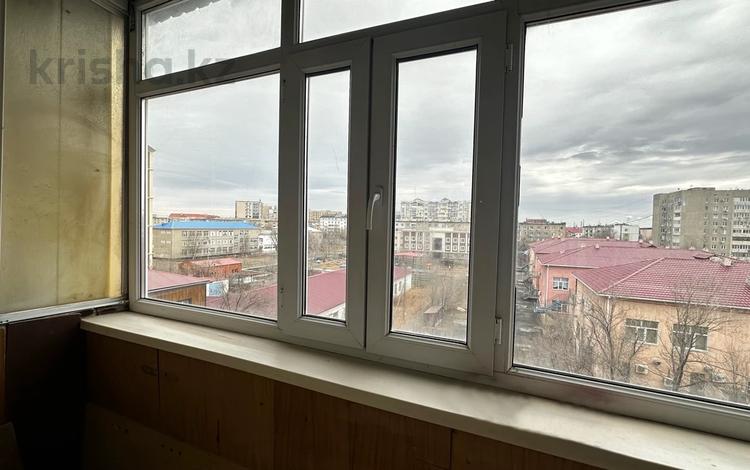 3-комнатная квартира · 56.7 м² · 5/5 этаж, мкр Центральный, уалиханова 9 а за 13.5 млн 〒 в Атырау — фото 2