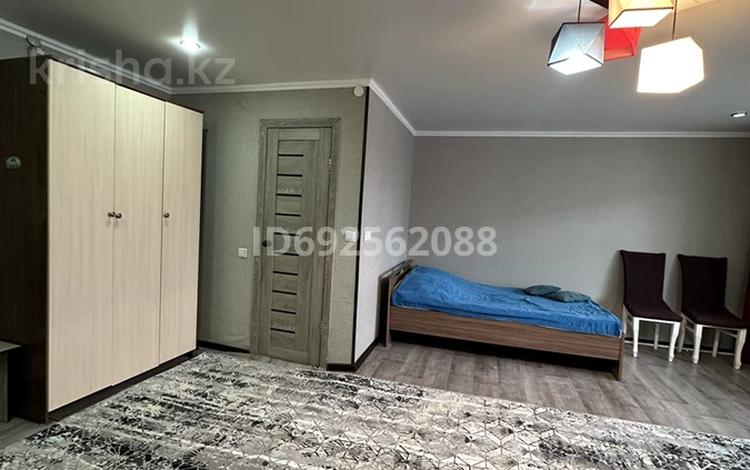1-комнатная квартира, 35 м² по часам, Валиханова за 10 000 〒 в Макинске — фото 2