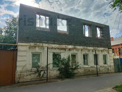 Жеке үй · 8 бөлме · 300 м² · 5 сот., Курмангазы 139 — Пересечение Ихсанова и Курмангазы, бағасы: 50 млн ₸ в Уральске, мкр Школьник