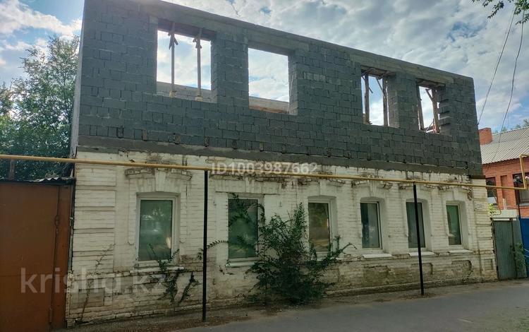 Жеке үй · 8 бөлме · 300 м² · 5 сот., Курмангазы 139 — Пересечение Ихсанова и Курмангазы, бағасы: 50 млн ₸ в Уральске, мкр Школьник — фото 2