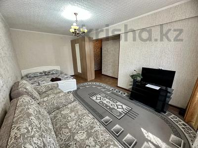 1-бөлмелі пәтер, 35 м², 3/5 қабат тәулігіне, Бурова 15, бағасы: 10 000 〒 в Усть-Каменогорске