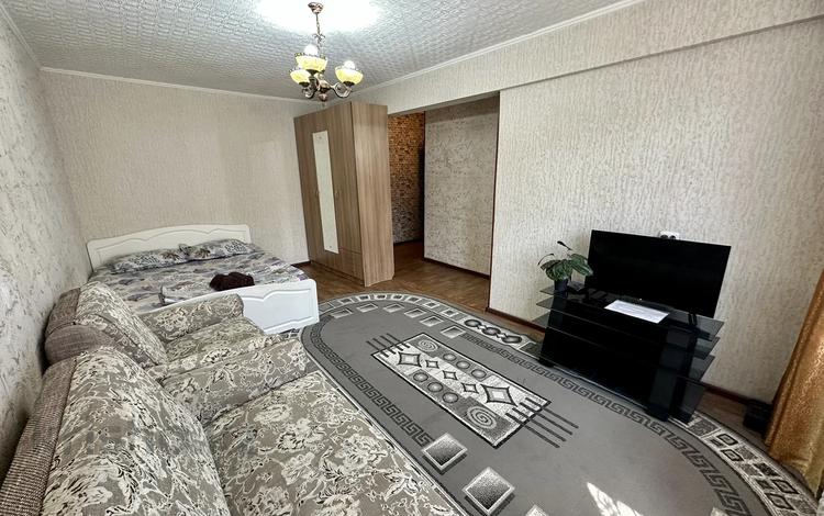 1-комнатная квартира, 35 м², 3/5 этаж посуточно, Бурова 15 за 10 000 〒 в Усть-Каменогорске — фото 2