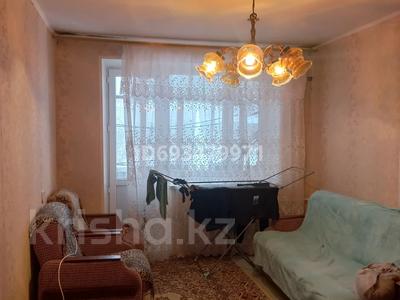 1-комнатная квартира, 41 м², 5/5 этаж, мкр. 4 11 — школа , садик , алтындар за 11.5 млн 〒 в Уральске, мкр. 4