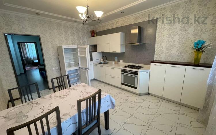3-комнатная квартира · 107 м² · 2/5 этаж, Алии Молдагуловой за 300 000 ₸ в Актобе — фото 17
