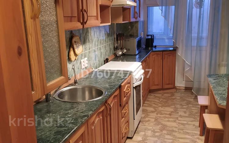 3-бөлмелі пәтер · 70 м² · 4/5 қабат, мкр Михайловка , Касым Аманжолов — Магазин Школьник, бағасы: 240 000 ₸ в Караганде, Казыбек би р-н — фото 2