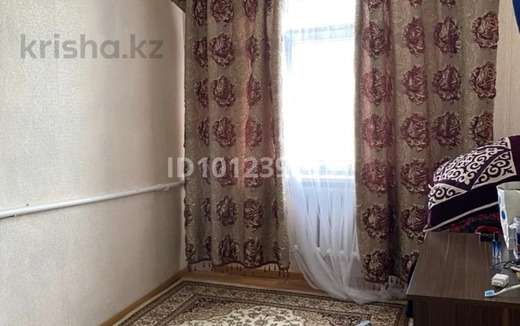 3-бөлмелі пәтер · 68 м² · 2/2 қабат, ул. Ануарбека Аккулова 42, бағасы: 12 млн ₸ в Атырау, мкр Авангард-2 — фото 2