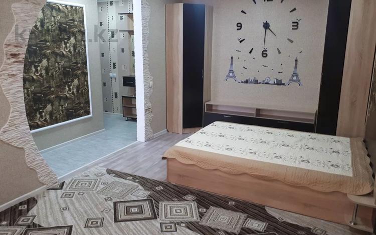 1-комнатная квартира, 35 м², 1 этаж посуточно, Гагарина 18 за 10 000 〒 в Жезказгане — фото 2