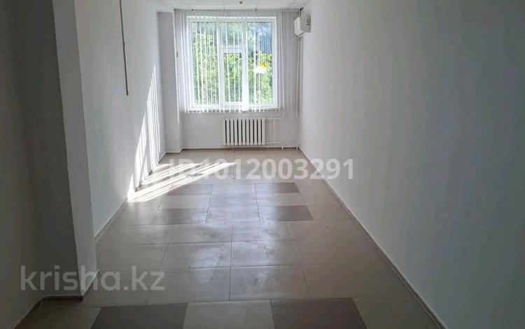 Офисы, образование, кабинеты и рабочие места, студии · 36 м² за 108 000 ₸ в Уральске — фото 2