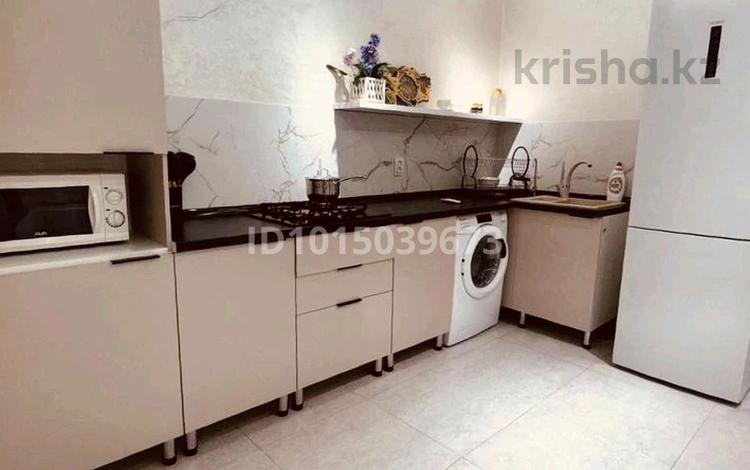 2-комнатная квартира · 50 м² · 4/10 этаж, мкр 5, Алии Молдагуловой 30б за 300 000 ₸ в Актобе — фото 2