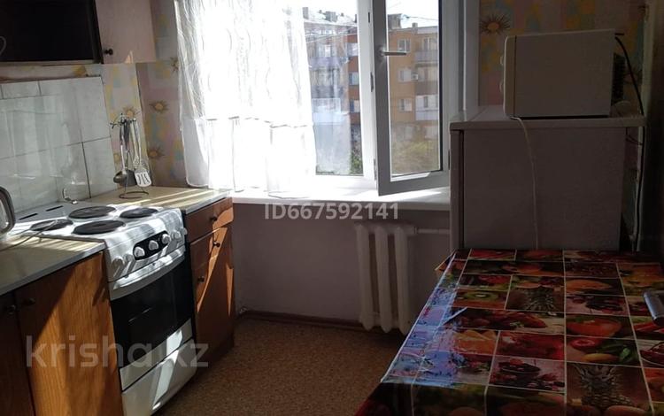 2-комнатная квартира, 47 м², 4/4 этаж посуточно, Бокейханова за 8 000 〒 в Балхаше — фото 2