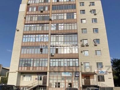 Свободное назначение, офисы, магазины и бутики, склады, общепит, салоны красоты, фитнес и спорт, медцентры и аптеки, образование, развлечения, кабинеты и рабочие места, студии · 100 м² за 500 000 ₸ в Уральске, мкр 4