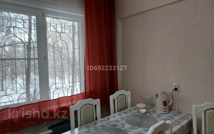 2-комнатная квартира, 52 м², 1/5 этаж, машиностроителей 2 за 16 млн 〒 в Усть-Каменогорске — фото 2
