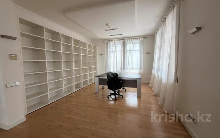 6-комнатная квартира · 423 м² · 3/4 этаж, Керей-Жәнібек хандар 276/15 за 890 млн ₸ в Алматы, Медеуский р-н — фото 4