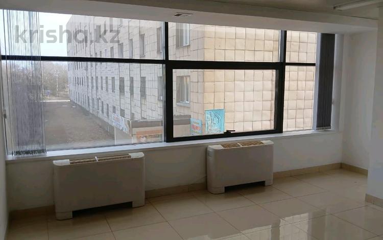 Свободное назначение, офисы, салоны красоты, кабинеты и рабочие места · 16 м² за 116 800 ₸ в Караганде, Казыбек би р-н — фото 2