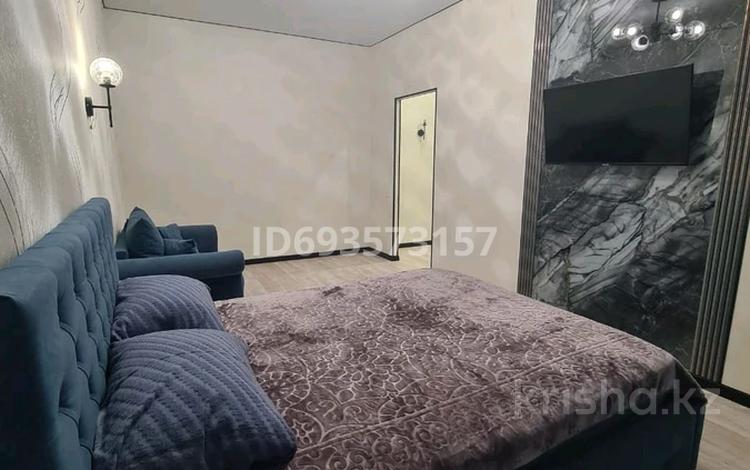 1-комнатная квартира · 40 м² · 10/10 этаж, мкр Юго-Восток, 137-й учётный квартал 349 за 16 000 ₸ в Караганде, Казыбек би р-н — фото 2