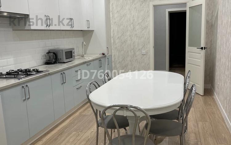 3-бөлмелі пәтер · 100 м² · 4/5 қабат, мкр Строитель 39/3, бағасы: 40 000 ₸ в Уральске — фото 2