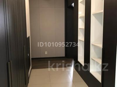 4-комнатная квартира · 145 м² · 25/28 этаж, Қошқарбаев — Посольство США, мечеть Хазрет Султан за 600 000 〒 в Астане, Сарайшык р-н