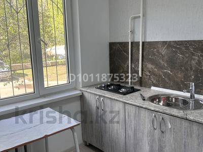 3-комнатная квартира · 50 м² · 1/5 этаж, Мкр. Строитель 35 за 190 000 ₸ в Уральске, мкр Школьник