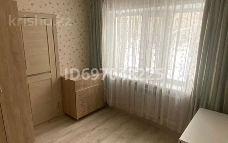 2-бөлмелі пәтер, 42 м², 2/5 қабат, мкр Юго-Восток, Дюсембекова 63, бағасы: 15.5 млн 〒 в Караганде, Казыбек би р-н — фото 2