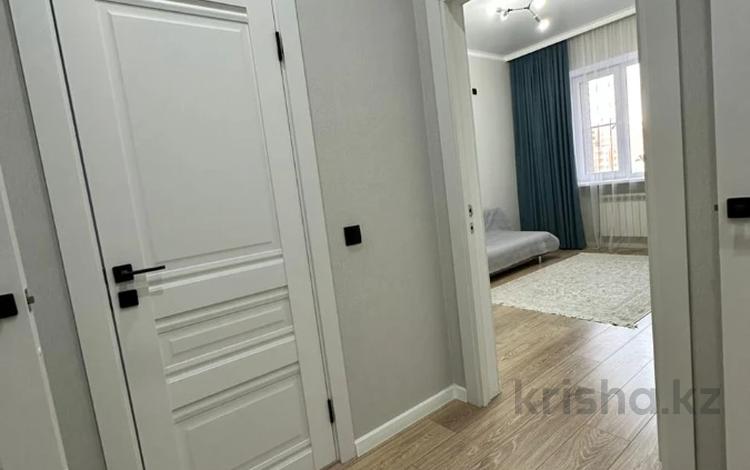 2-комнатная квартира, 70 м², 3/9 этаж, молдагуловой за 29.5 млн 〒 в Актобе — фото 2