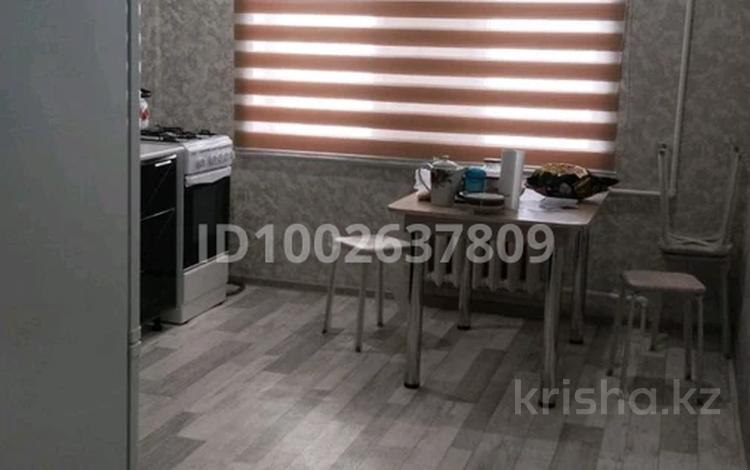 1-комнатная квартира · 35 м² · 4/5 этаж, Мкр молодежный 19 — Центр базар за 4.5 млн 〒 в Кандыагаш — фото 2