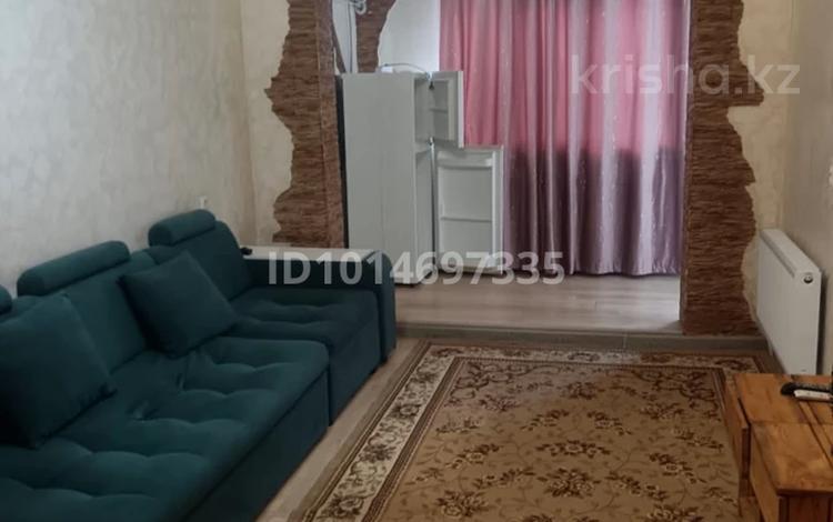 3-комнатная квартира · 53 м² · 4/5 этаж, 8 мкр 8 дом 55 кв 8 — Задний часть гостиницы Шымкент за 170 000 ₸ в Каратауский р-н — фото 2