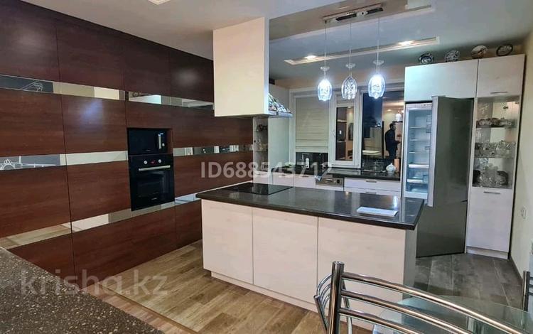 4-комнатная квартира · 105 м² · 16/18 этаж, мкр Юго-Восток, Проспект Шахтеров 60 за 55 млн ₸ в Караганде, Казыбек би р-н — фото 2
