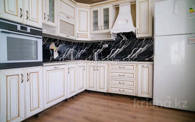 4-комнатная квартира · 120 м² · 1/5 этаж, Мкр. Женис 22 за 35 000 ₸ в Уральске, мкр Школьник — фото 2