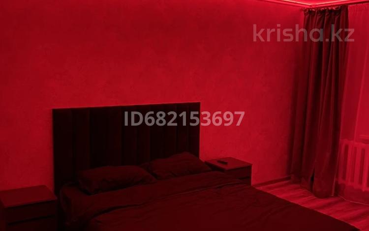1-комнатная квартира, 37 м², 5/9 этаж посуточно, Шакарима 15 за 12 000 〒 в Семее, мкр Красный Кордон — фото 2