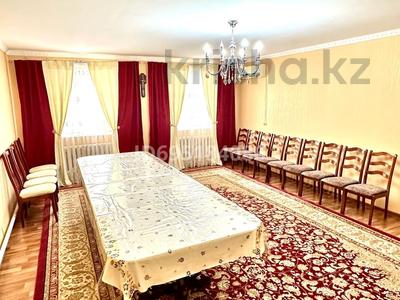 Отдельный дом · 6 комнат · 250 м² · 10 сот., мкр Кокарна, Т.Бейбиталиева 33 за 35 млн ₸ в Атырау