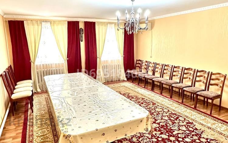 Отдельный дом · 6 комнат · 250 м² · 10 сот., мкр Кокарна, Т.Бейбиталиева 33 за 35 млн ₸ в Атырау — фото 2