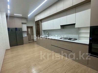 Продажа квартир в Мангистауской обл.: 5-комнатная квартира · 180 м² · 3/7 этаж, 17-й мкр 51 за 75 млн 〒 5-комнатная квартира · 180 м² · 3/7 этаж, 17-й мкр 51 за 75 млн 〒 в Актау